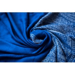 Foulard bleu avec motifs blancs et franges