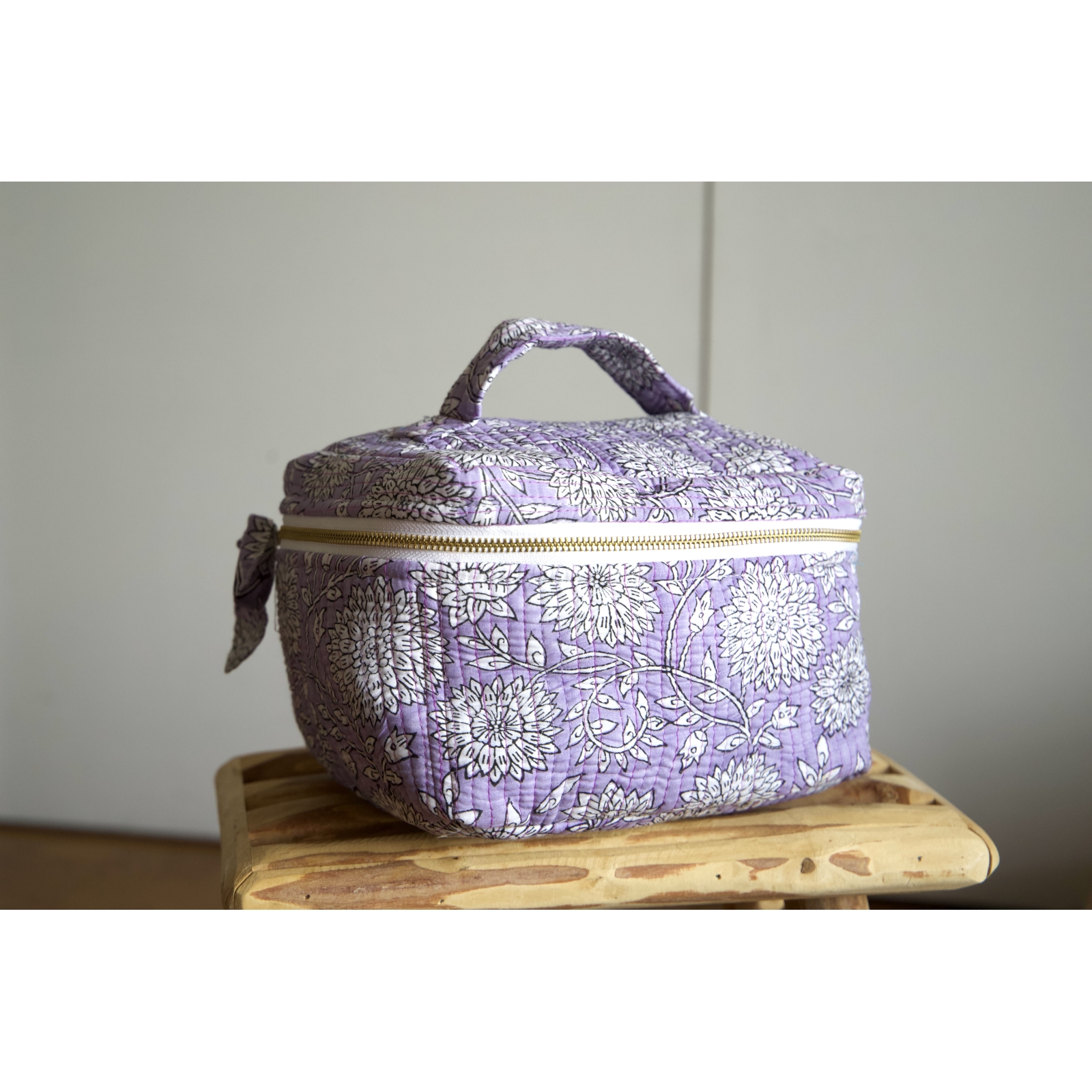 Trousse de toilette type vanity violet fermée vue de face