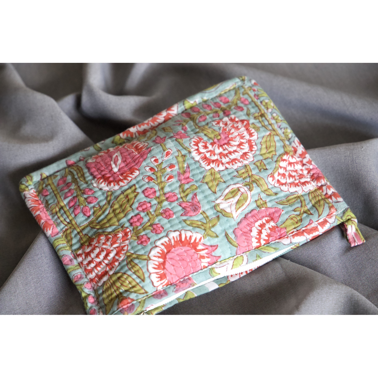 Pochette en coton matelassé bleu rose vert