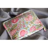 Pochette en coton matelassé bleu rose vert fleuris