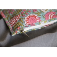 zoom sur la fermeture éclair de la pochette en coton matelassé bleu rose vert fleuris