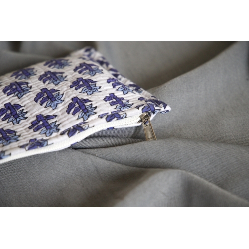 Pochette en coton matelassé petites fleurs bleues