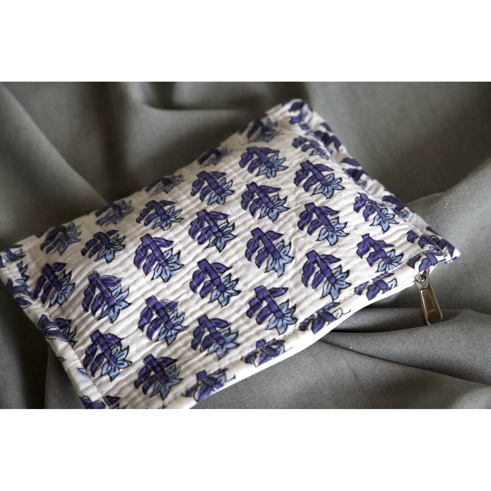 Pochette en coton matelassé petites fleurs bleues