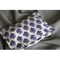 Pochette en coton matelassé fleurs bleues