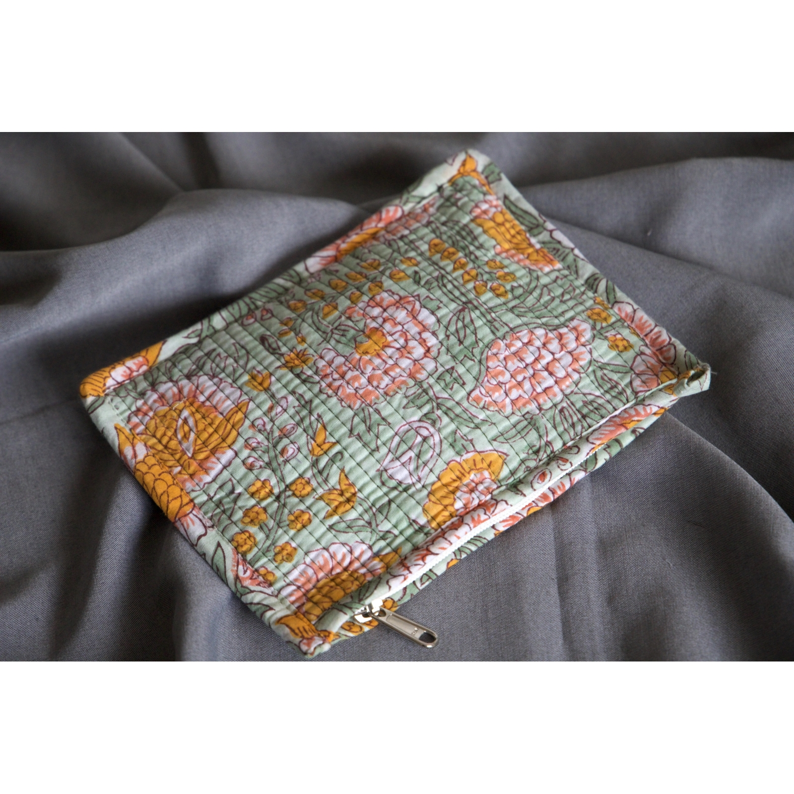 Pochette en coton matelassé bleu rose vert