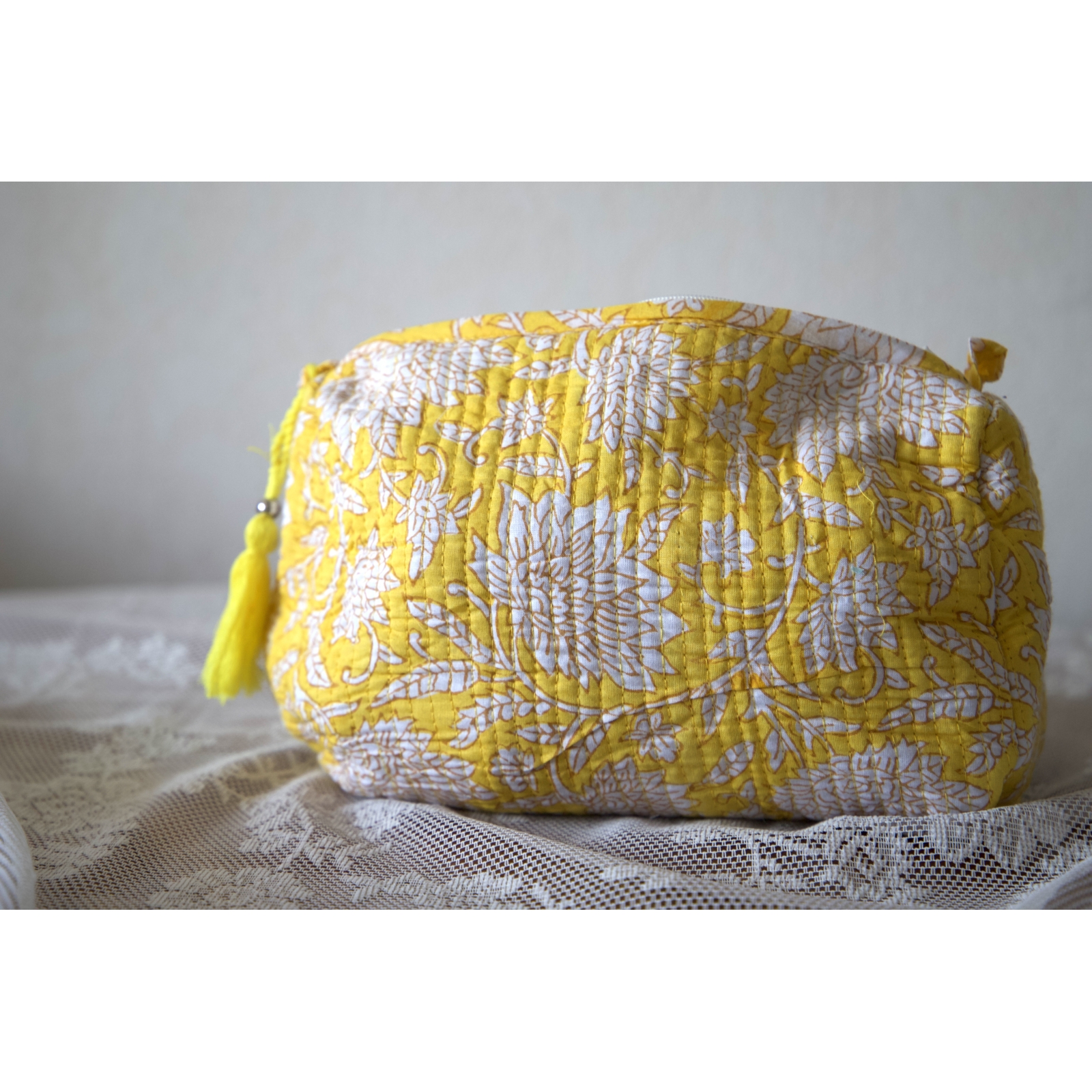 Trousse de toilette matelassée jaune soleil