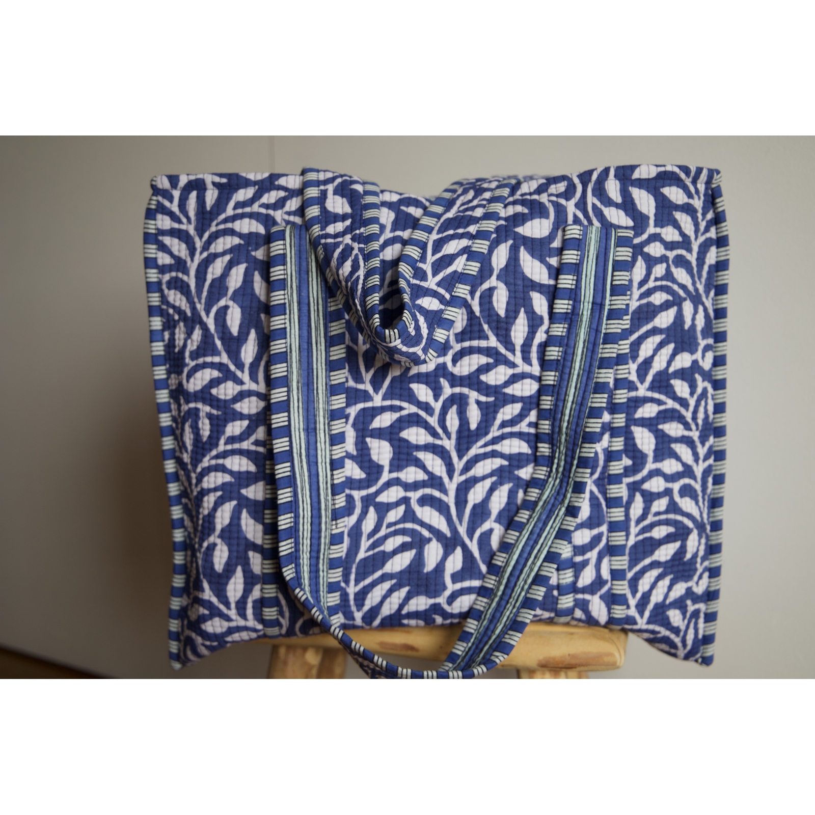 Sac cabas en coton matelassé bleu indigo