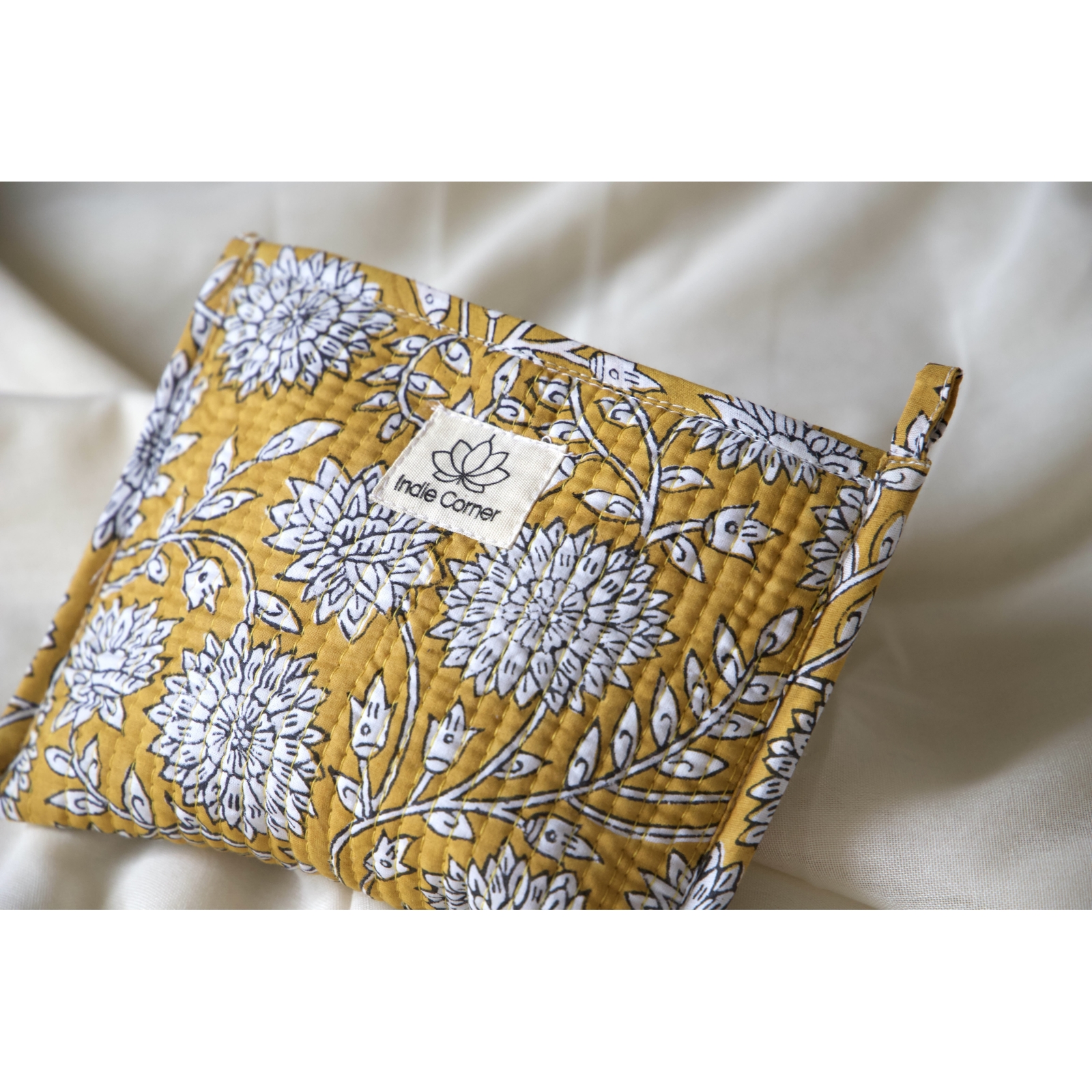 Pochette en coton matelassé moutarde Pochette en coton matelassé moutarde