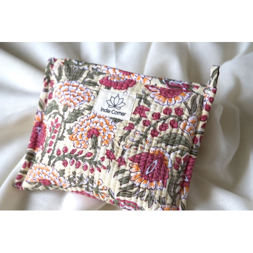 Pochette en coton matelassé beige fleurs rose