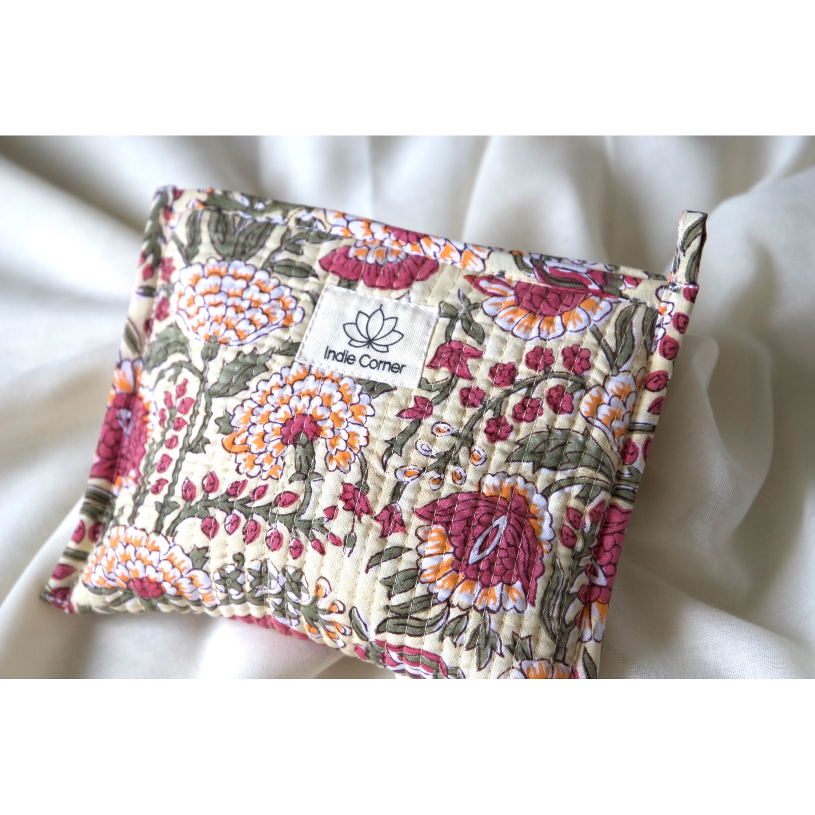 Pochette en coton matelassé beige fleurs rose Pochette en coton matelassé beige fleurs rose