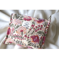 Pochette en coton matelassé beige fleurs rose