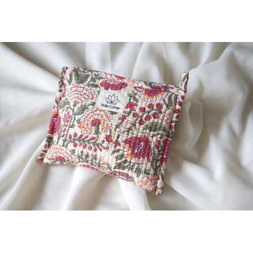 Pochette en coton matelassé beige fleurs rose