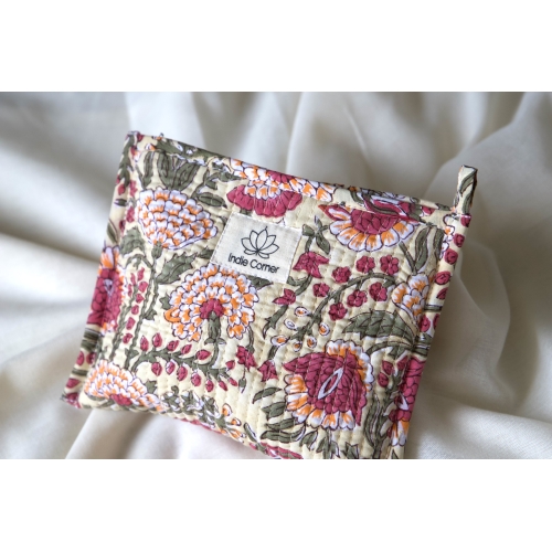 Pochette en coton matelassé beige fleurs rose