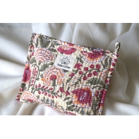 Pochette en coton matelassé beige fleurs rose