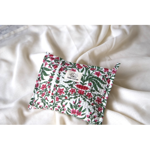 Pochette en coton matelassé fleurs roses et vertes