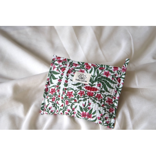 Pochette en coton matelassé fleurs roses et vertes