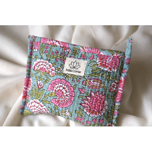 Pochette en coton matelassé bleu rose vert fleuris