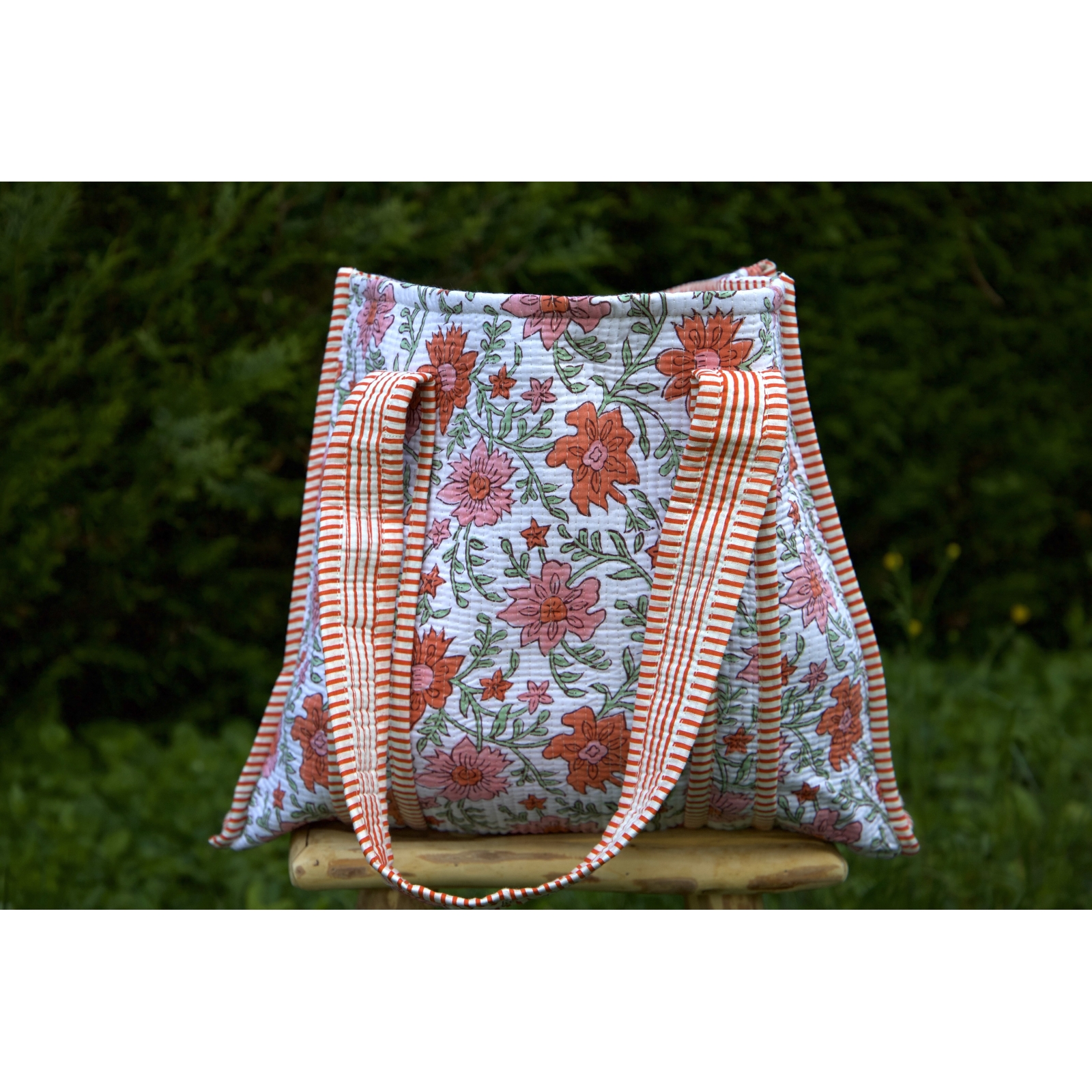 Sac cabas en coton matelassé fleuris blanc orange rose